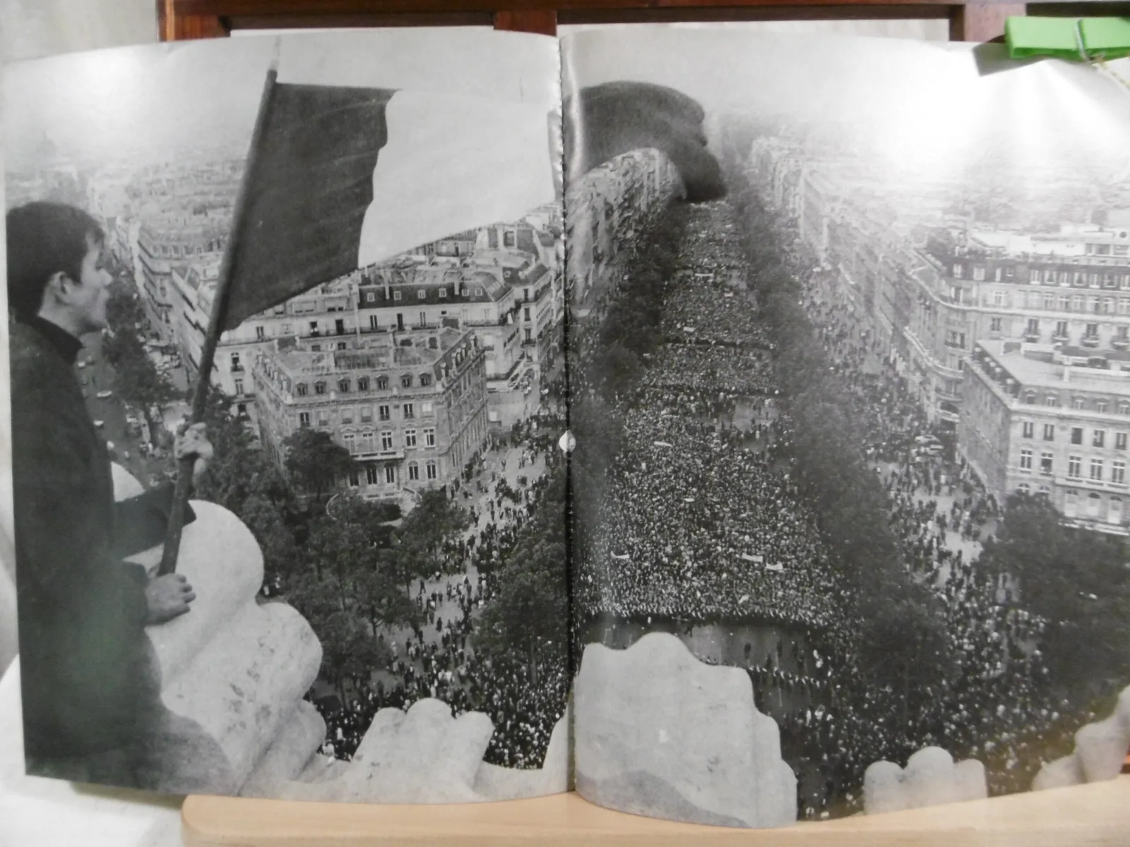 Magazine France Soir "Les journées de mai" – Image 9