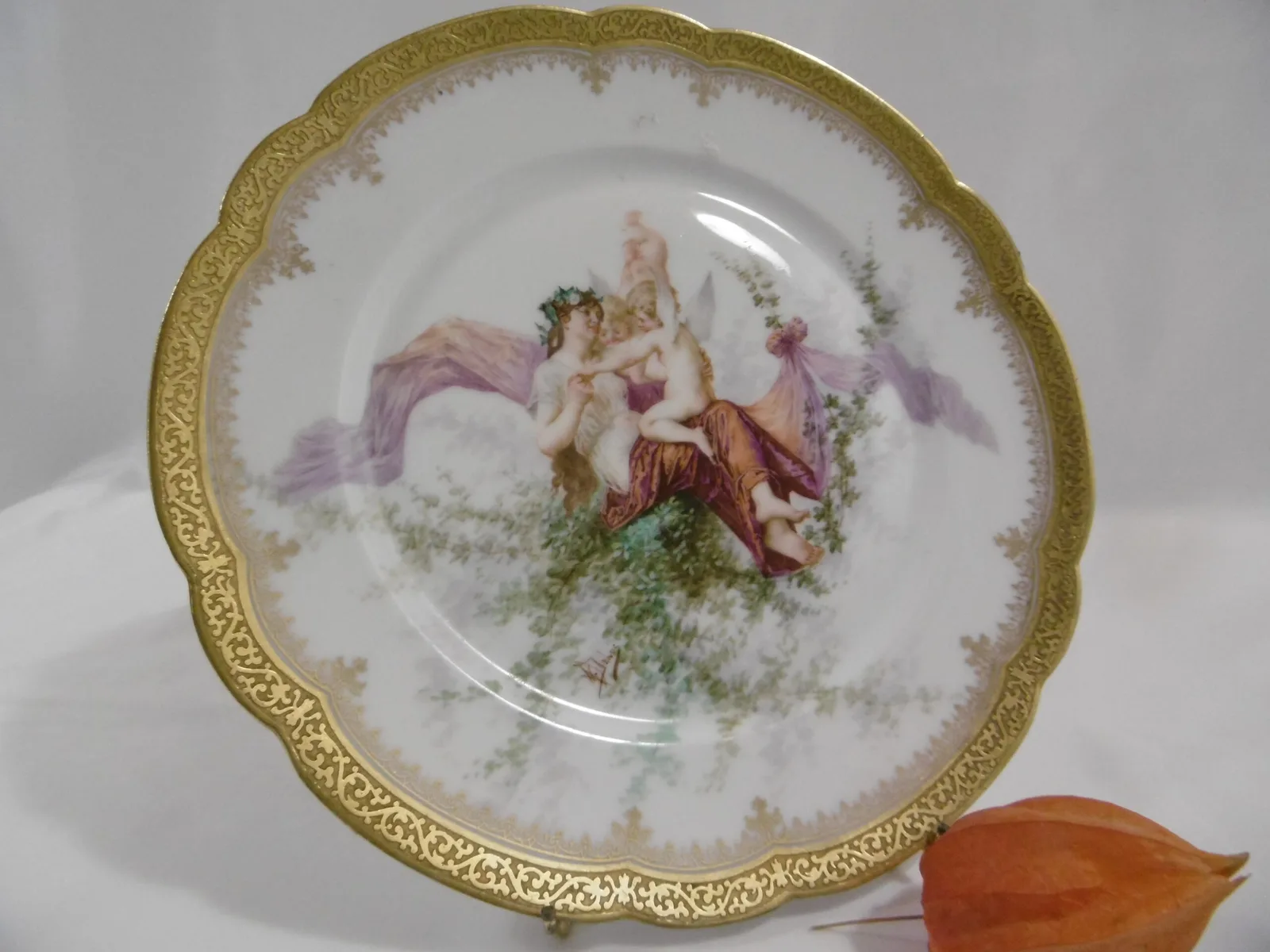 Assiette "Jeune Femme aux putti"