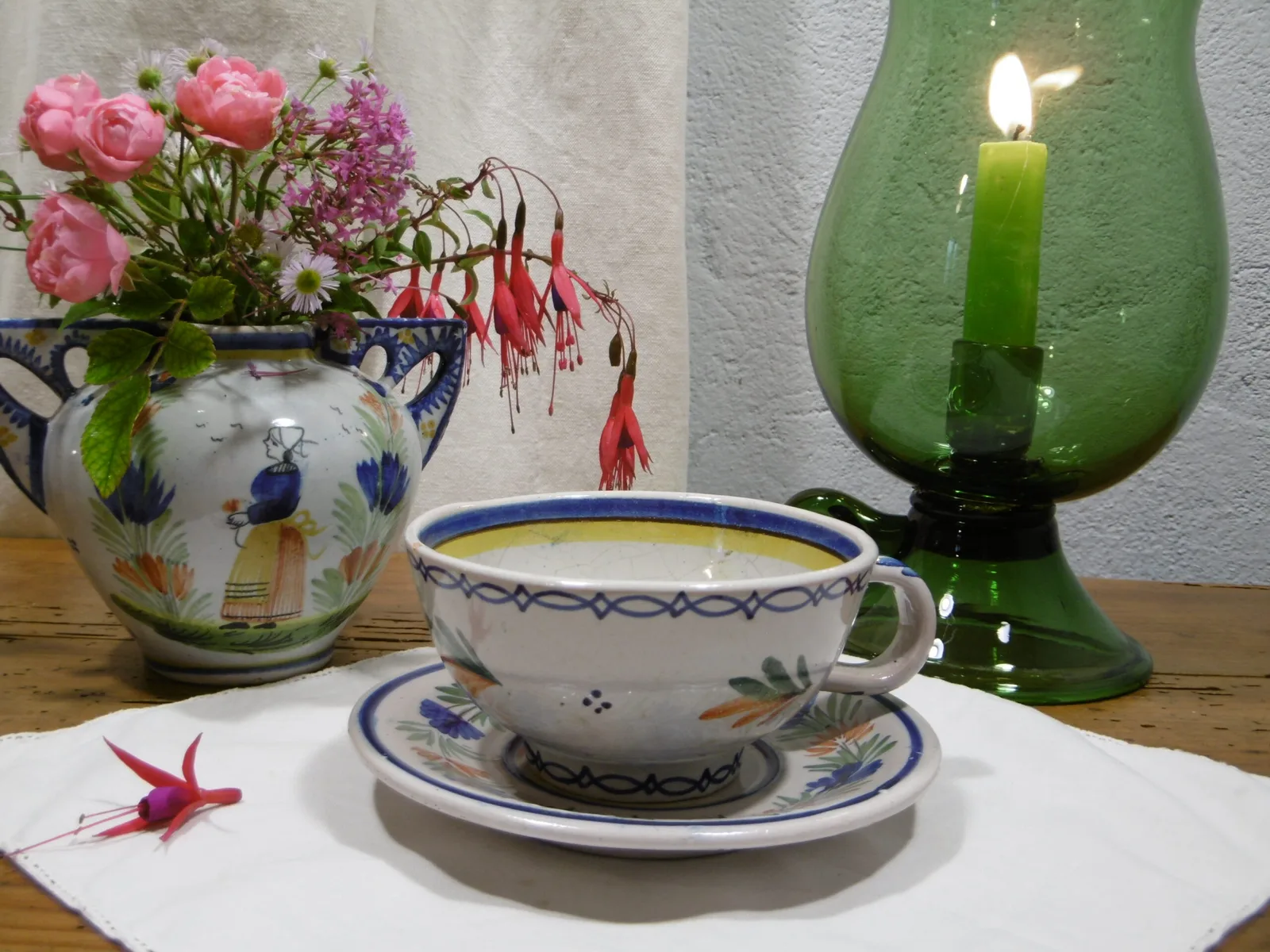 Tasse parlante "Estalles" Malicorne, style Henriot