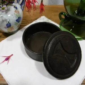 Boîte en cuir noir