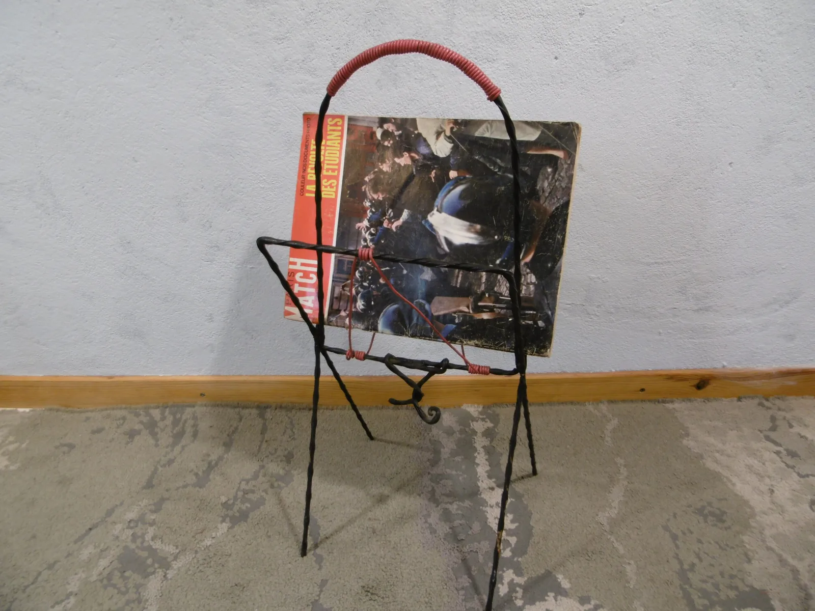 Porte-revues vintage fer forgé et scoubidou