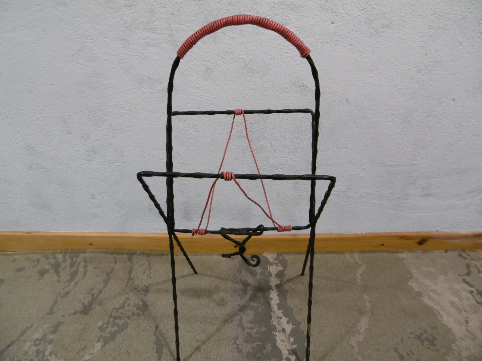 Porte-revues vintage fer forgé et scoubidou – Image 2