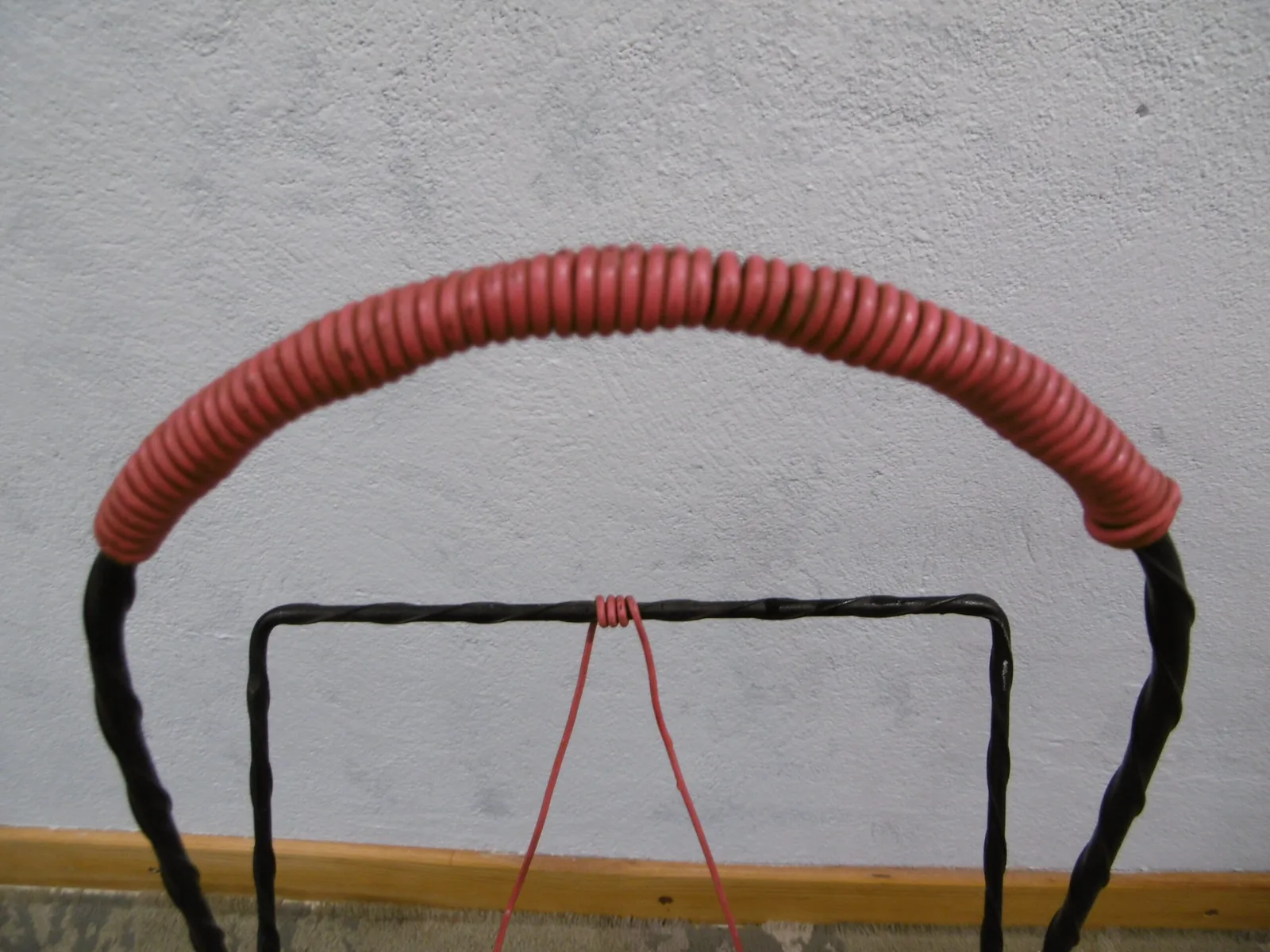 Porte-revues vintage fer forgé et scoubidou – Image 4