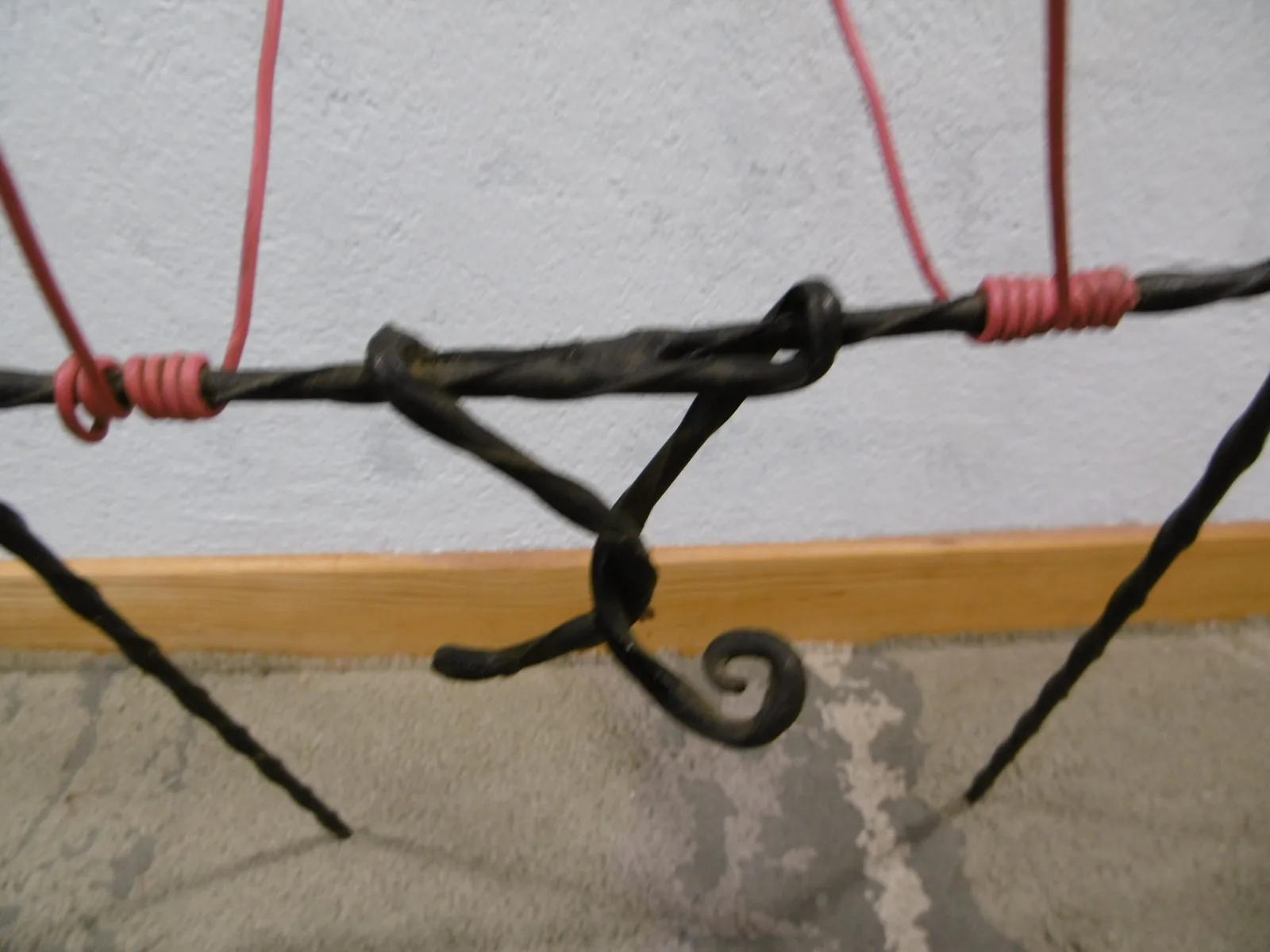 Porte-revues vintage fer forgé et scoubidou – Image 5